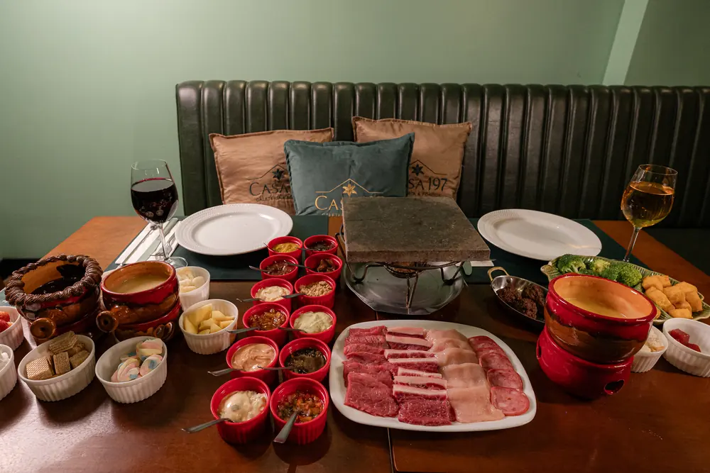 Carne na pedra com os doze molhos e os fondues de queijo e chocolate