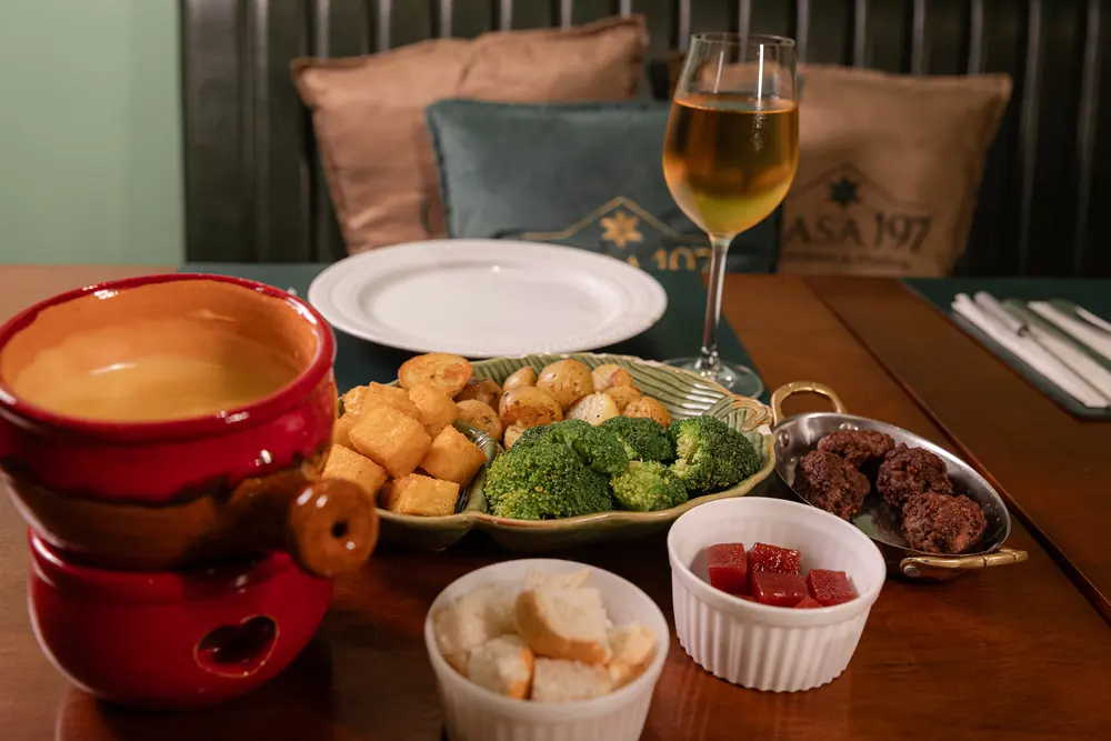 Fondue de queijo com polenta frita, batata, brócolis, almôndegas e goiabada