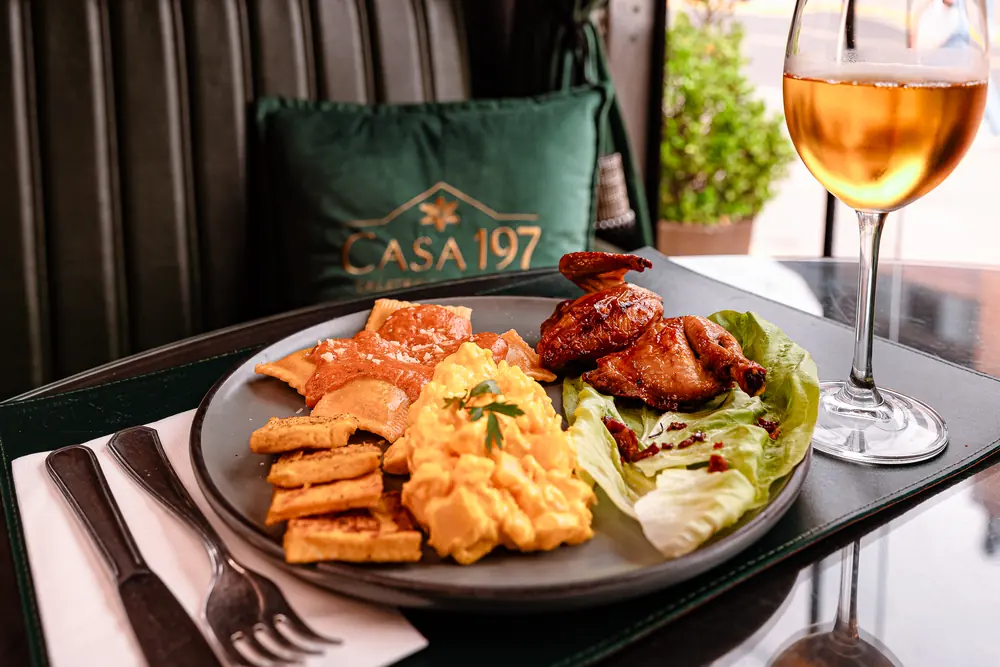 Ravióli ao sugo com galeto, maionese e polenta frita